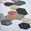 Zone Pot mat Rayas hexagonales 16 x 14 cm silicona gris claro - Thumbnail 3
