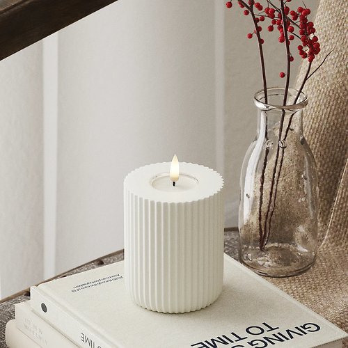 Deluxe Homeart LED Kerze Echtwachs fernbedienbar 8x10 cm gerillt weiß