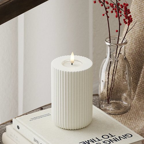 Deluxe Homeart LED Kerze Echtwachs fernbedienbar 8x12,5 cm gerillt weiß