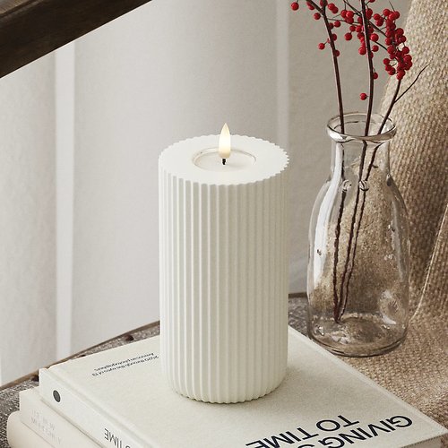 Deluxe Homeart LED-kynttilä aitoa vahaa kauko-ohjattava 7,5x15 cm uritettu valkoinen