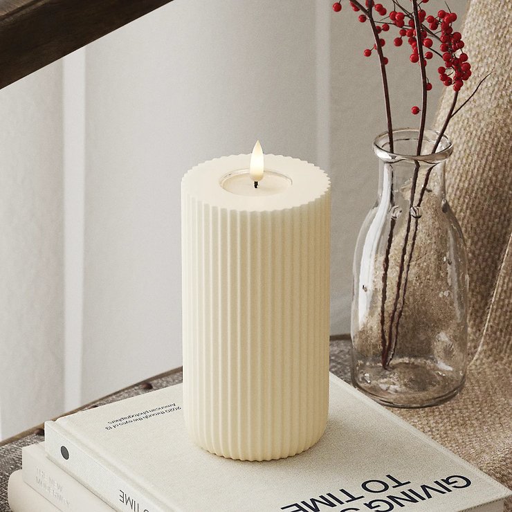 Deluxe Homeart LED žvakė iš tikro vaško, valdoma nuotoliniu būdu 7,5x15 cm su grioveliais, kreminė - Thumbnail 1