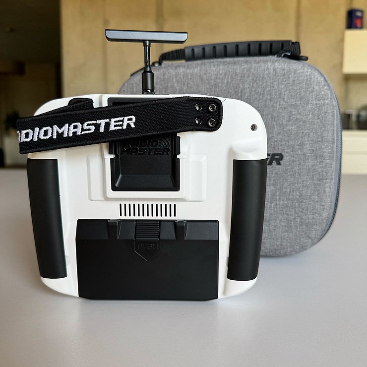 Radiomaster BOXER CRUSH AG01 ELRS EU-LBT Fernsteuerung Frost White B-Ware - Thumbnail 2