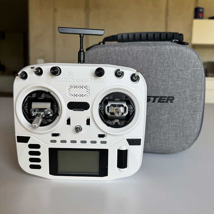 Radiomaster BOXER CRUSH AG01 ELRS EU-LBT Fernsteuerung Frost White B-Ware - Thumbnail 1