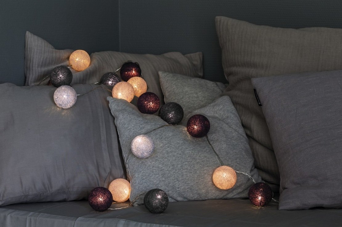Sirius Lichterkette Bolette 20 LED 2,85 m Baumwollkugeln purple velvet - Thumbnail 2