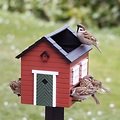 Alimentatore dell'uccello del giardino della fauna selvatica con la casa rossa del bagno - Thumbnail 2